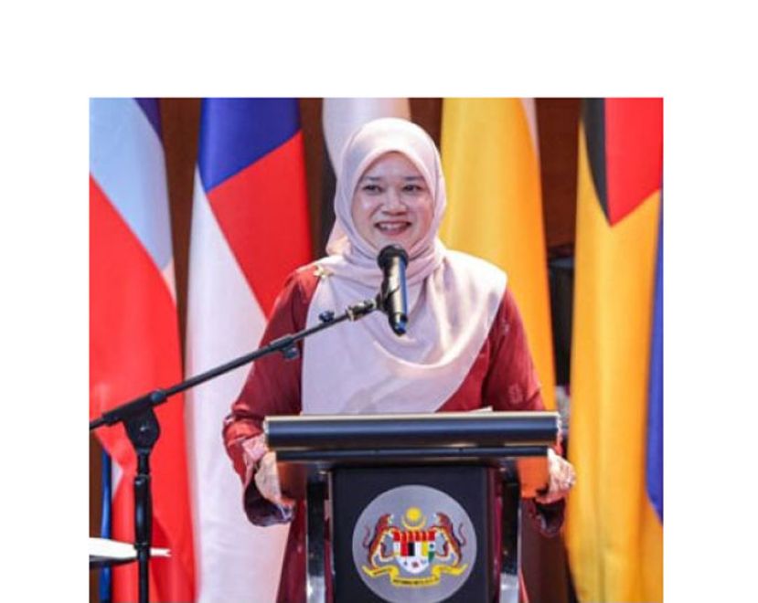 教育部长法丽娜。