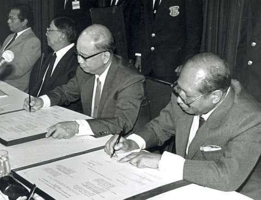 阿都拉西迪（右起）和陈平于1989年代表马共签署和平协议。
