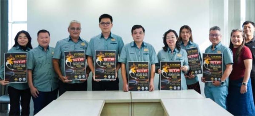 2026年砂拉越商贸展筹委主席汪的材（左5）与筹委展示宣传品。