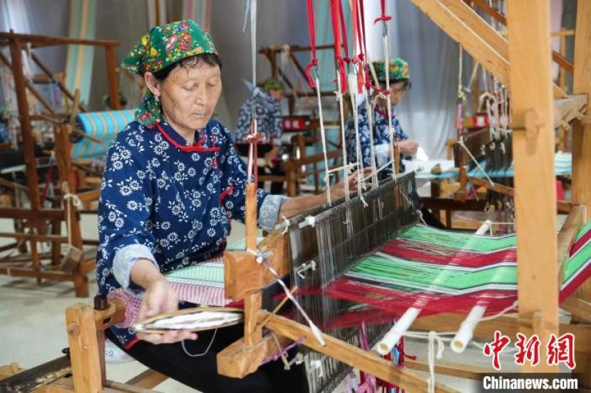 经过轧花、弹花、整棉絮条、纺线、拐线、染线、缠穗、刷线、织布、锤布等72道工序，才能做出一件成品。