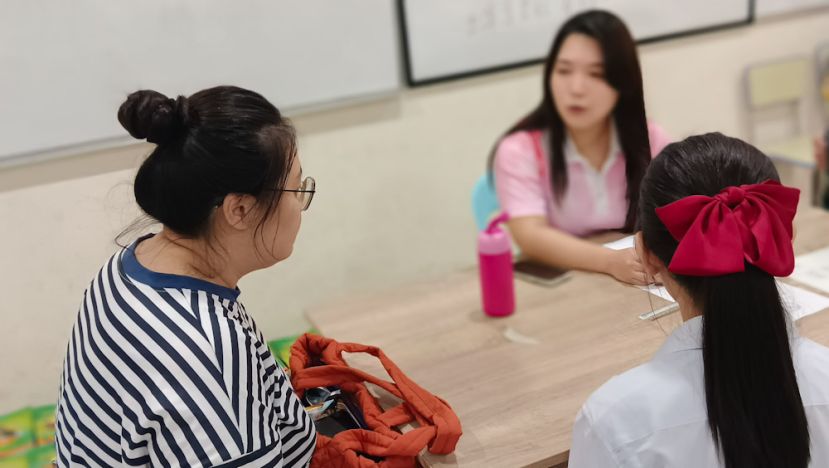 家长和孩子在了解学校各项奖助学金。