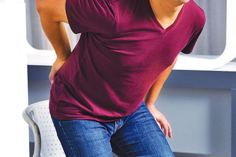 年轻常弯腰搬重物 年老退化脊椎易侧湾