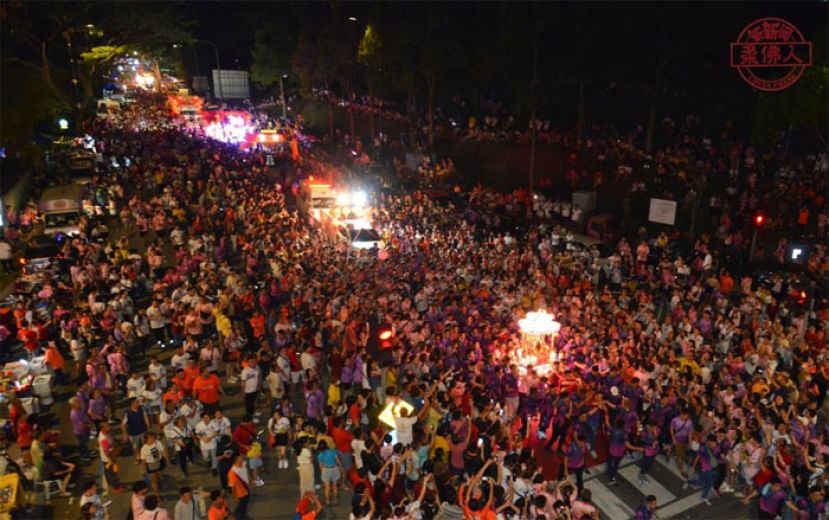 柔佛摄政王与儿女 参与柔佛古庙众神巡游盛会