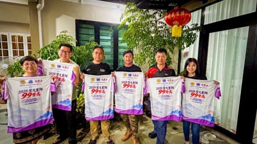 《2026年丙午紫气重阳99登高》活动筹委会一行人展示此次重阳节登高团服。左一起为筹委会财政沈慧湘、副主席谢嵩、紫辉阁阁长蔡岷谷、筹委会主席黄冠瑞、砂陇西公会会长彭国良及筹委秘书蔡丽双。