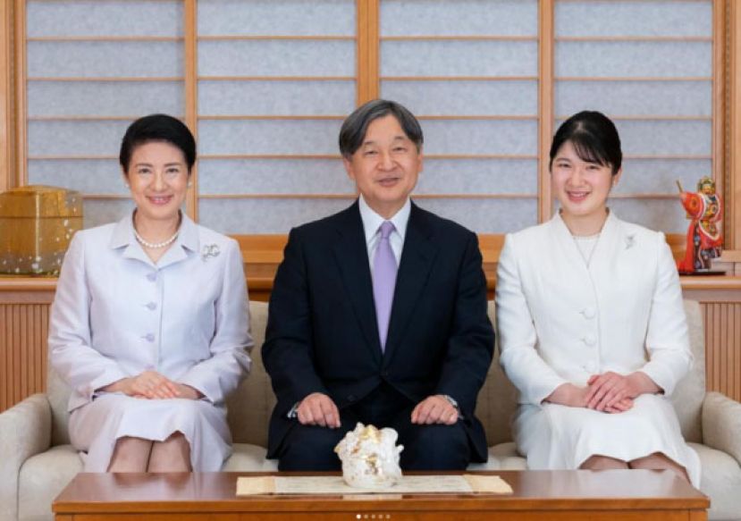 日本皇室IG帐号首篇贴文是日皇德仁夫妇及长女爱子坐在皇宫御所进行新年祝贺的照片。