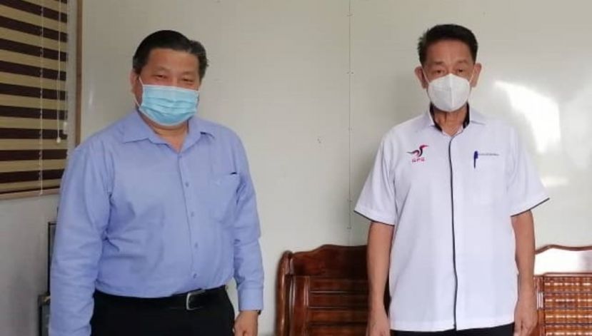 马拉端区议员兼人联党中央教育局主任拿督陈冠勋（右）受砂医总会长江宗兴拜会。