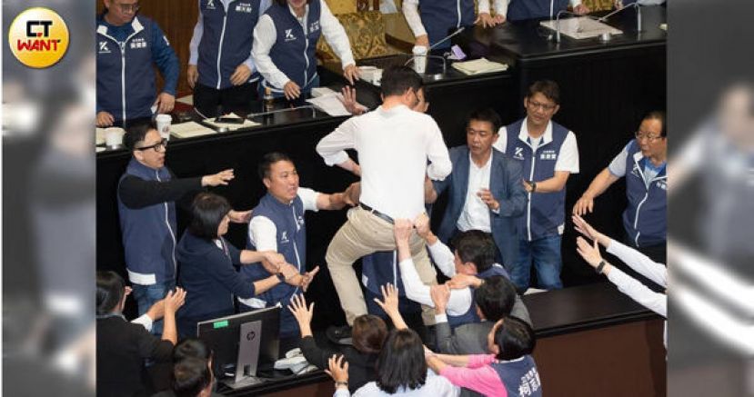 台湾立法院17日将针对国民党团国会改革议案进行三读表决，各党议员在议场多次爆发激烈肢体冲突。