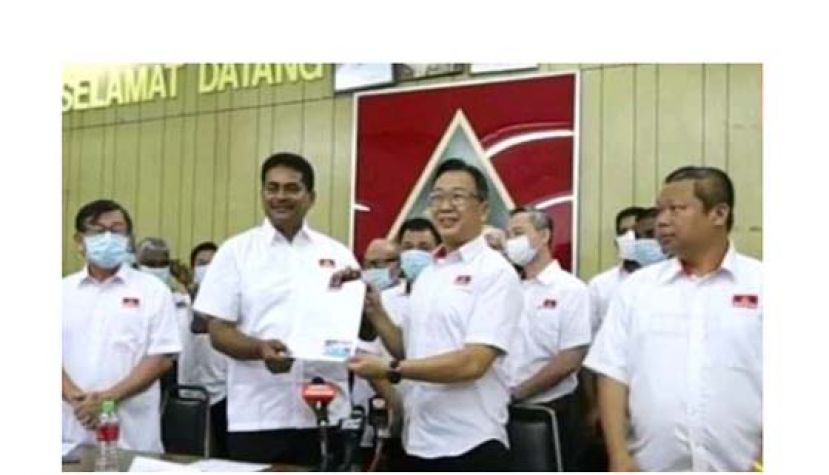 西华苏巴马廉（左二）移交入党申请书予民政党主席拿督刘华才（右二）。