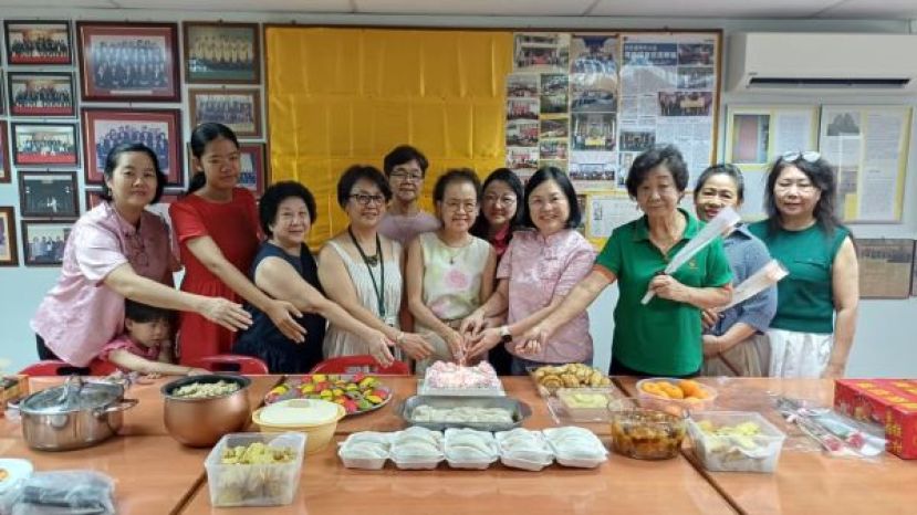 一同切蛋糕时摄。中为名誉会长邓民权夫人以及前排右为妇女组副主任邓金莲和妇女组主任邓群娇。