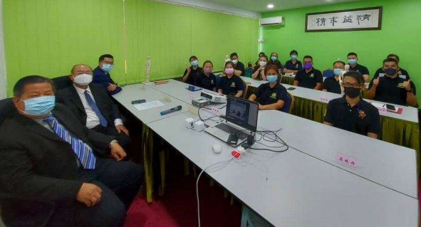 亚洲中医技职学院院长江宗兴（左起）、名誉院长拿督刘义华、主任江邦仲与第九届推拿专科班学员合影。