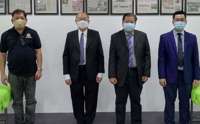 砂医总会长江宗兴（右2）、副会长江邦仲（右）、坊间社险福利觉醒义工陈中兴（左1）礼貌拜会热心公益慈善家拿督刘义华（左2）。