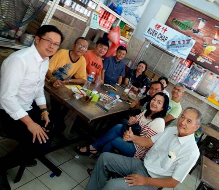 南市市议员黄廉欢（左一）与本曼查高伟宁（右一）拜访居民时摄， 右二甲必丹許碧珠。