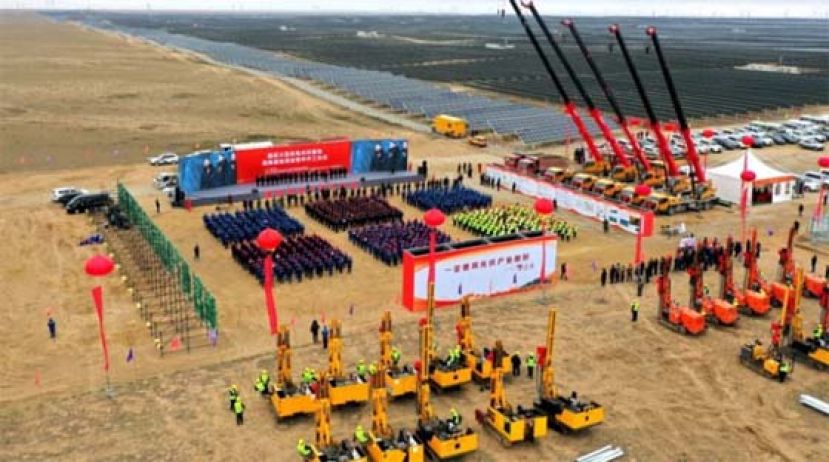 三峡集团及其伙伴在内蒙古兴建全球最大规模的风电光伏基地项目，图为工作人员为该项目举行开工仪式。