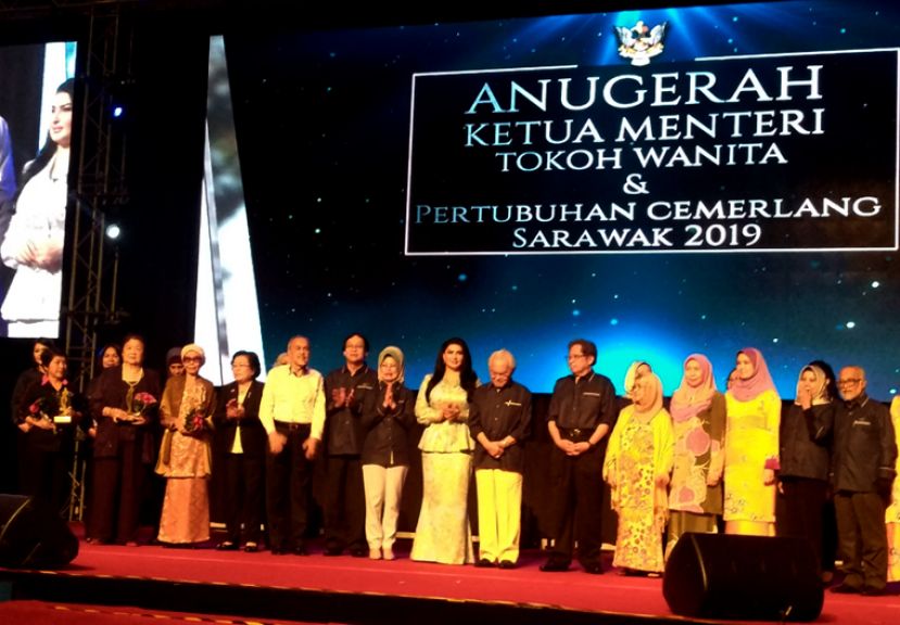 砂拉越妇女日庆典上，荣获奖项的妇女和贵宾合影。  &nbsp;  &nbsp;