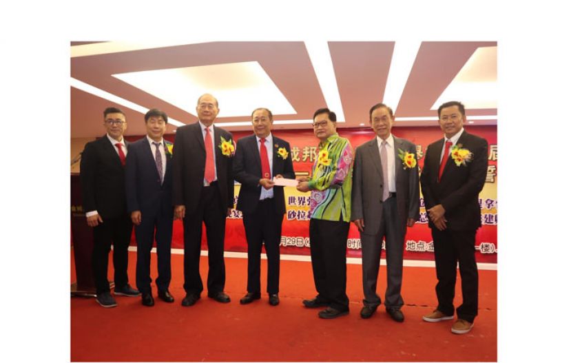 吴标生移交支票于成邦江张氏公会主席张贵茗（左4）。