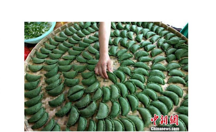排列整齐的&ldquo;清明饺&rdquo;制作完成。