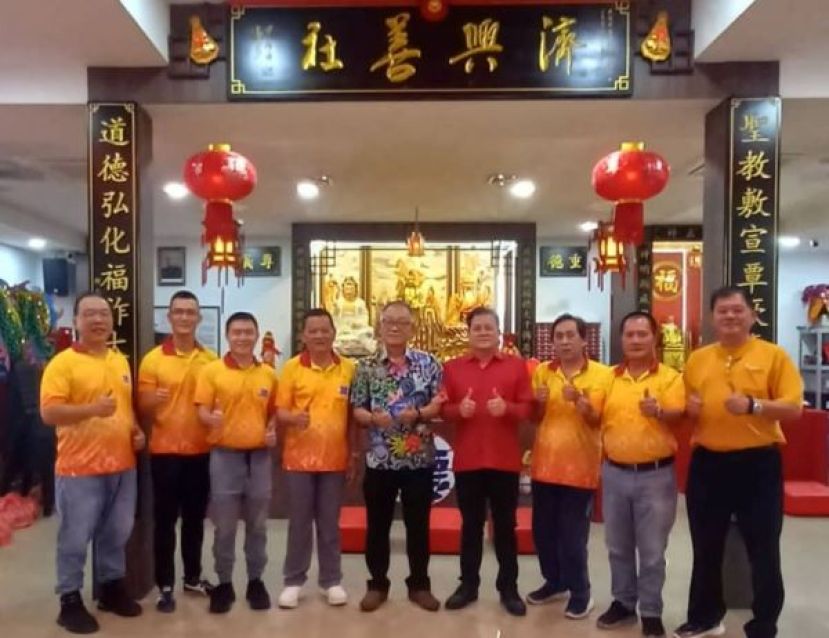 济兴善社社长陈瑞兴（中）与阁庆筹委合影。左起林庆鸿、陈伟斌、筹委主席方圣乔、署理社长龚德良；右起陈中兴、罗炎贤、陈惠生、方文祥太平局绅。