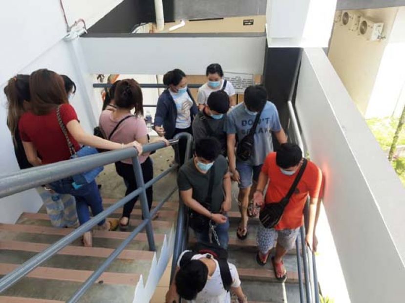 15名男女在面对判决后一起被押离法庭时摄。