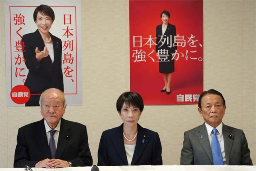 自民党总裁高市早苗（中）、自民党干事长铃木俊一（左）和自民党副总裁麻生太郎（右）20日在东京自民党总部出席党务会议。