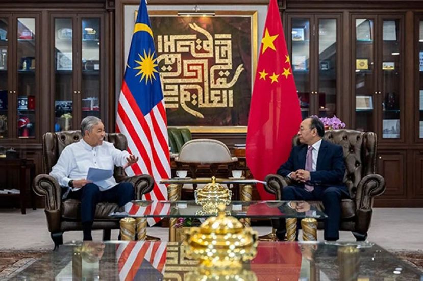 副首相阿末扎希(左)与中国驻马大使欧阳玉靖亲切交流。