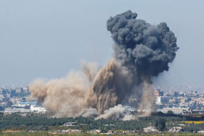 谈判各方正加紧脚步让加沙战争能够至少得到暂时缓解。图为以色列朝加沙走廊发动空袭。