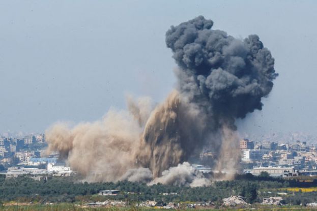 谈判各方正加紧脚步让加沙战争能够至少得到暂时缓解。图为以色列朝加沙走廊发动空袭。