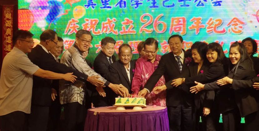 众嘉宾合切创会26周年纪念蛋糕。左3起为拿督陈超耀代表李进兴、埔奕州议员陈长锋医生、主席徐振旺、主宾拿督李景胜及美里国会议员张有庆医生。