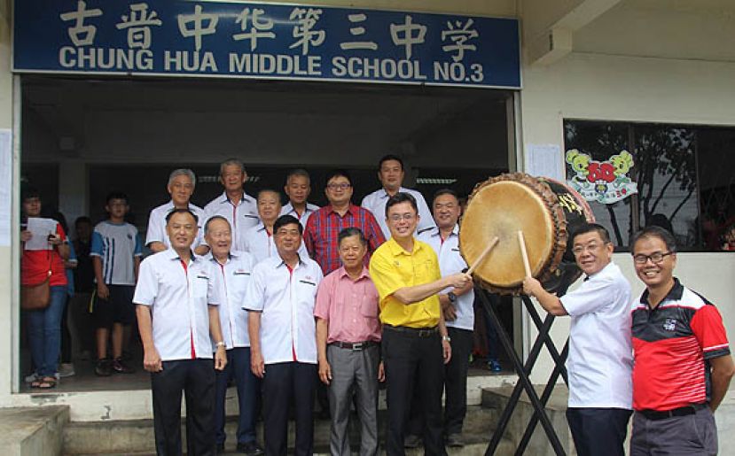 砂首长署政治秘书陈开与古晋中中校董会主席拿督黄良杰联合击鼓，为古晋三中义卖会主持开幕。