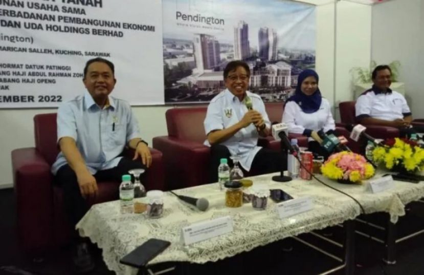 @ 砂总理阿邦佐哈里(左2)在发布会上发言。左1及右2分别为阿都阿兹和诺丽扎。