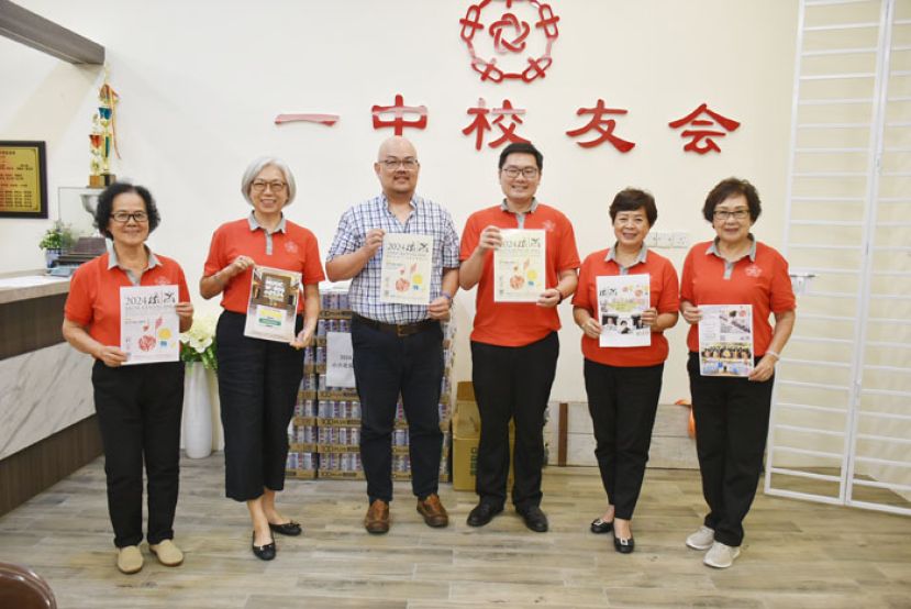 左起为一中校友会合唱团宣传钟瑞莲、合唱团团长莫小瑩、创办人兼艺术总监郑伟扬、一中校友会秘书长黄笃荣、合唱团秘书邓丽玲与第一副团长王美霞展示2024年国际合唱节、国际合唱研讨会宣传海报。