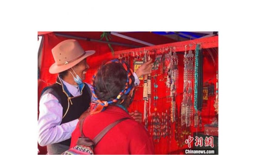 一对藏族夫妇在打隆物交会上选购饰品。