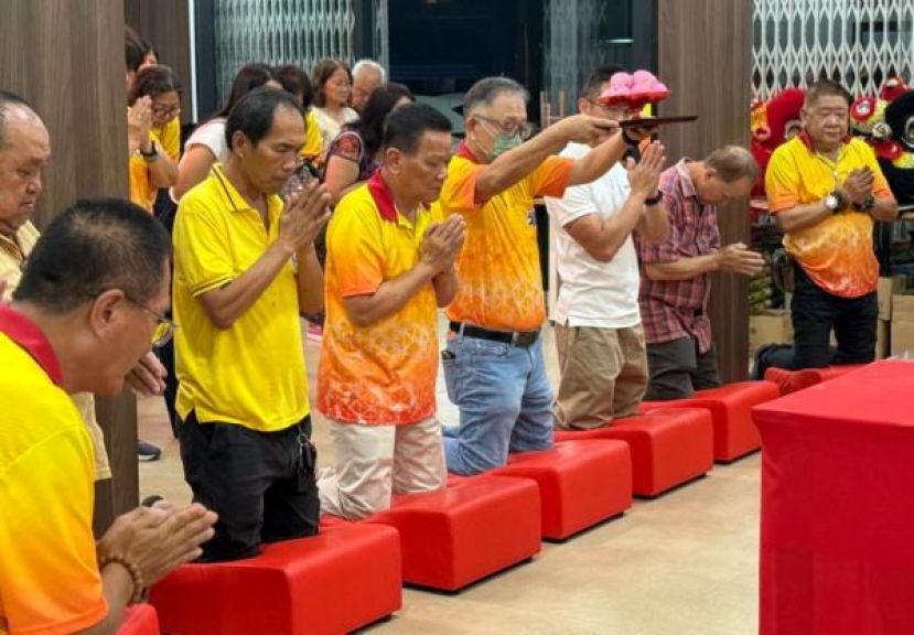 济兴善社社长陈瑞兴（右4）、副社长龚德良（右5）与德生庆宋大峰祖师宝诞祭祀祈福。
