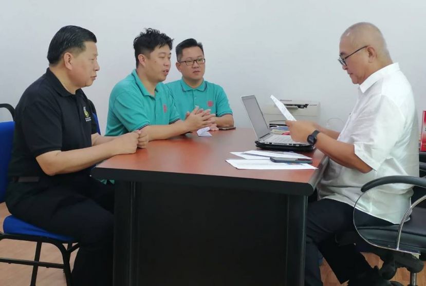 721美里坊间社险福利讲座主办当局砂医总会长江宗兴（左起），美里长生会会长张永源、筹委主席佘世琮拜会俞小珊市长（右）。
