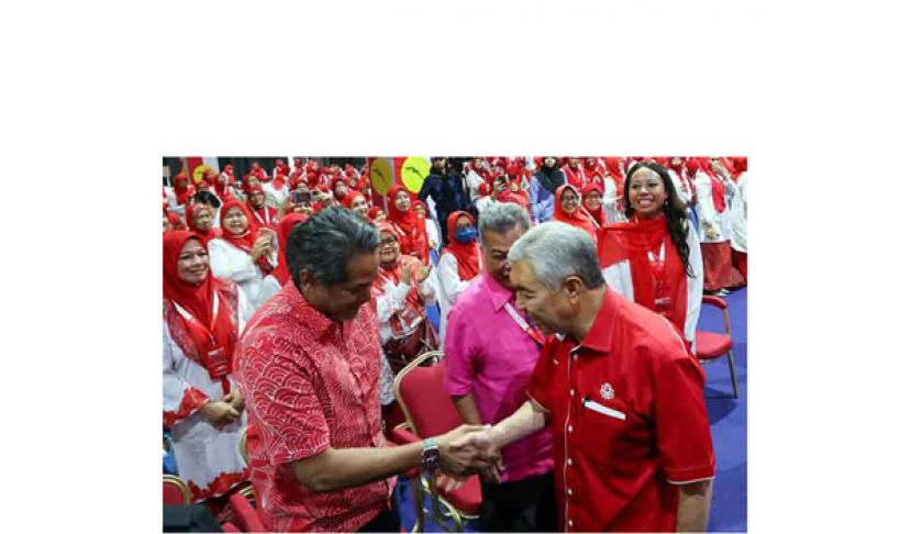 阿末扎希碰见凯里 两人开心的握手示好