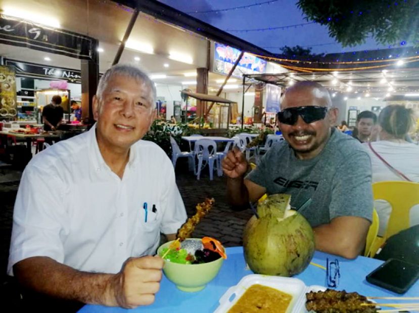 陈超耀与杰菲里在公共花园享用沙爹。