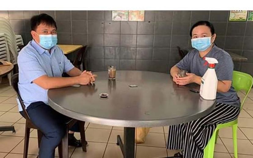 联邦能源与天然资源副部长阿里比祖（左）与温夏妮巡视古晋市区咖啡店。
