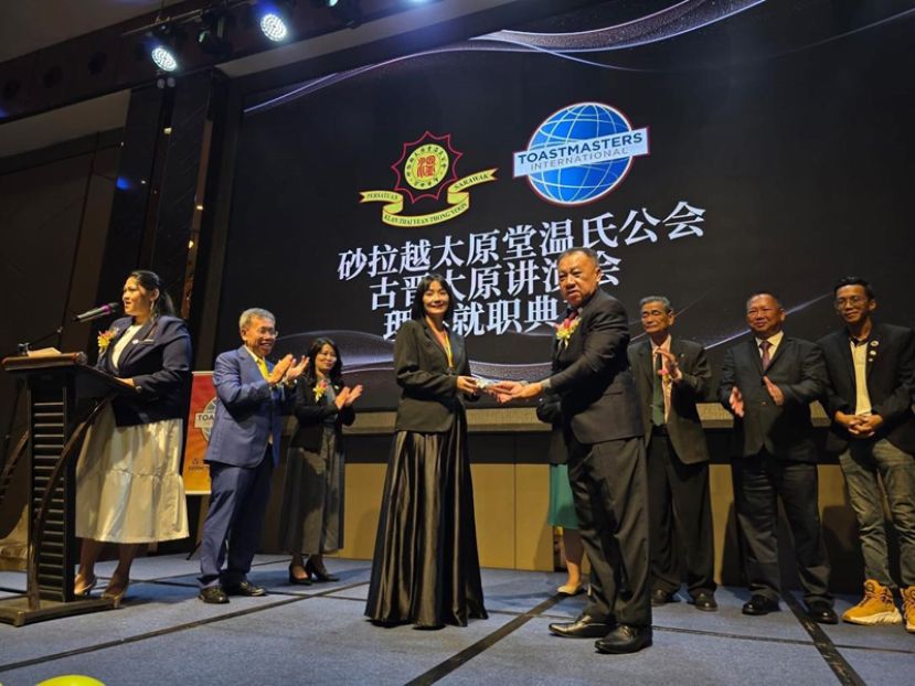 在沈桂贤（左二）及国际讲演会D区总监陈保晶（左三）见证下，古晋太原国际讲演会卸任会长温福华（前右）移交职权于新任会长温尊惠。