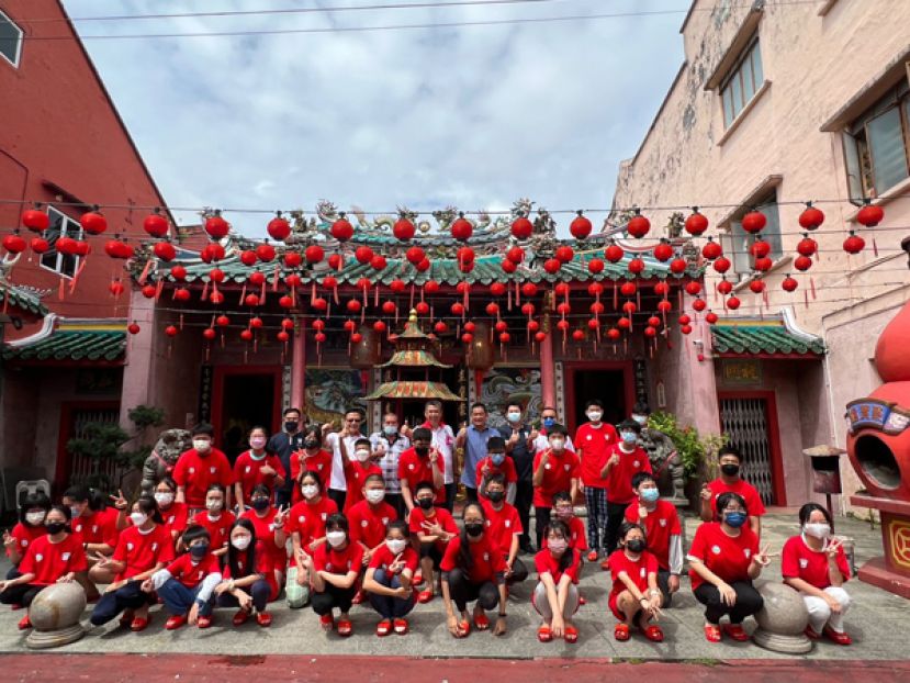 图一：全体出席&ldquo;出花园&rdquo;成年礼的少年与古晋潮州公会理事与主宾巴都林当区州立法议员施志豪合影。