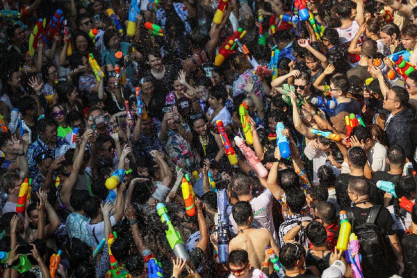 泰国泼水节欢庆落幕，却酿成1242起事故、242人死亡。