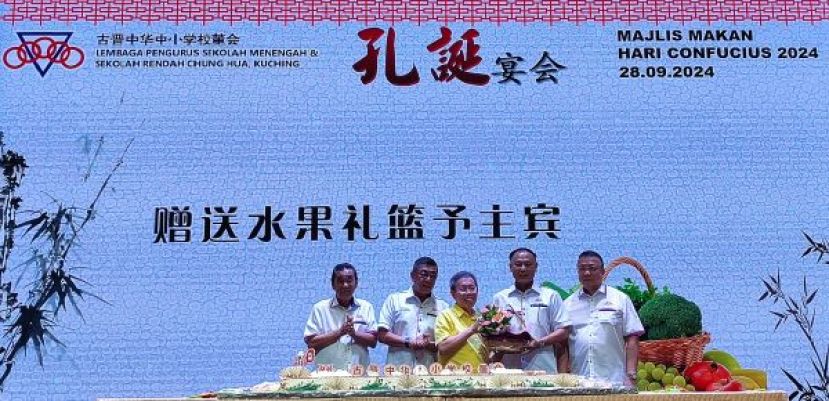 中中校董会秘书长关伟华赠送纪念品予主宾拿督阿玛沈桂贤时影。右为小学校董会主席拿督蔡文铎；左起为执行顾问黄张金发以及中中校董会主席拿督黄良杰。