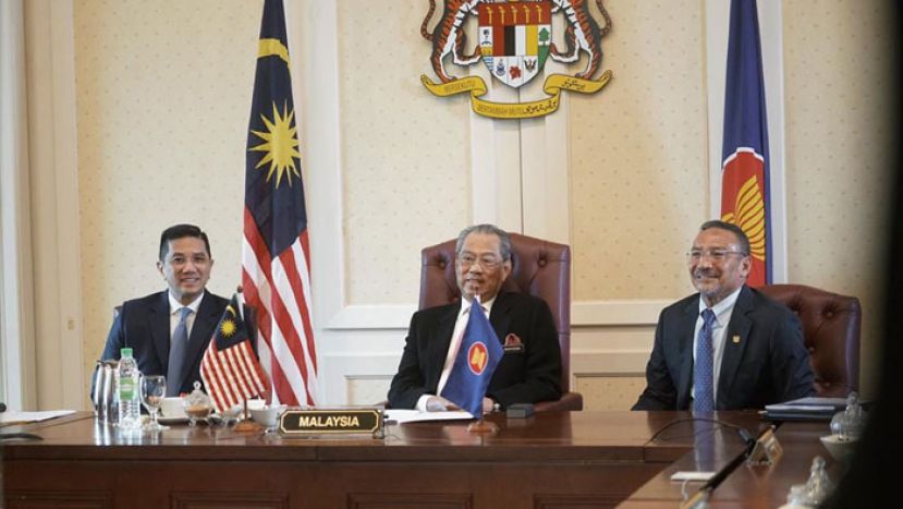 首相丹斯里慕尤丁（中）在拿督斯里阿兹敏（左）和拿督斯里希上慕丁陪同下，出席第36届东盟峰会视讯会议。