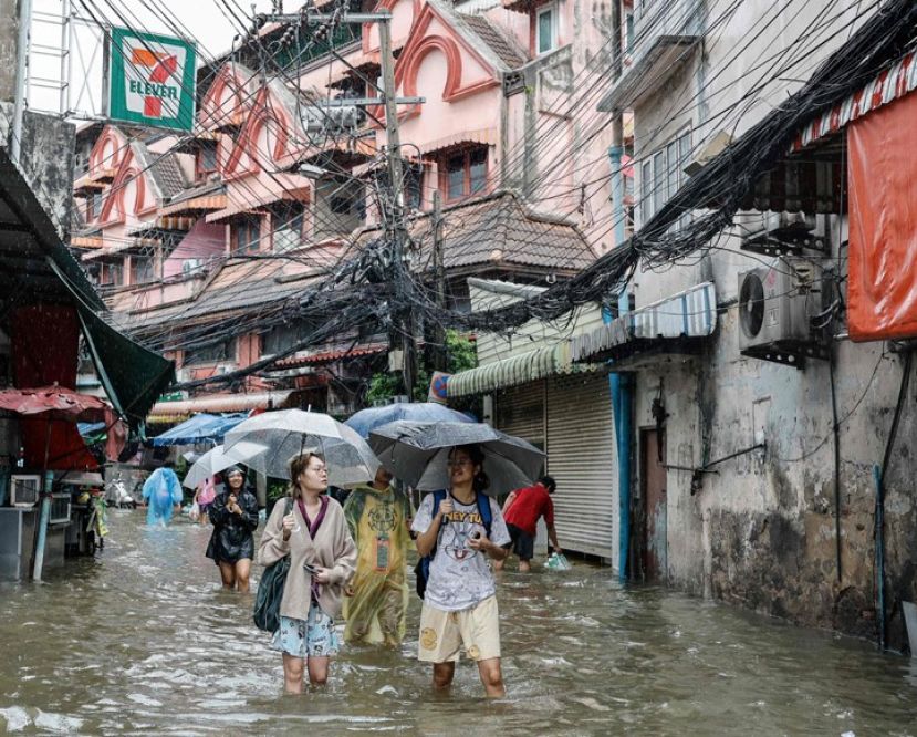 豪雨持续 曼谷水灾告急 市长：运河都满了。