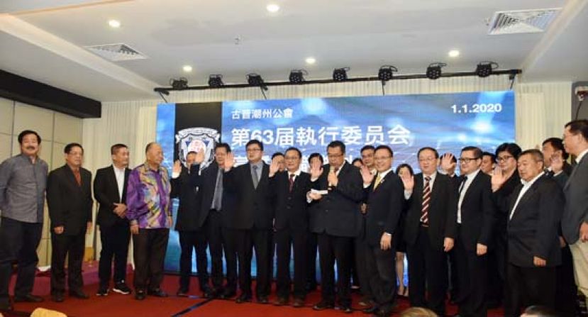 左一起为名誉顾问拿督黄松森、名誉会长天猛公陈如飞、巴都林当区州议员施志豪及顾问甲必丹陈吉宁见证古晋潮州公会新任会长周文盛领导的新届理事宣誓就职。