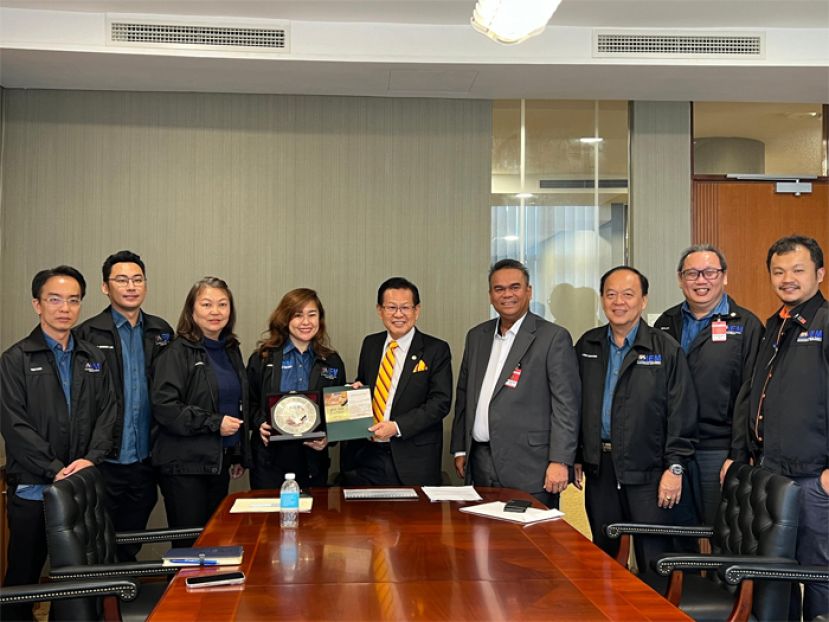 2024年马来西亚工程师协会砂分会晚宴筹委会主席刘善君(左四)移交邀请函及纪念品予砂拉越交通部长拿督斯里李景胜(中),左三为马来西亚工程师协会(IEM)砂拉越分会主席沈惠卿,右四为前主席拿督查南。