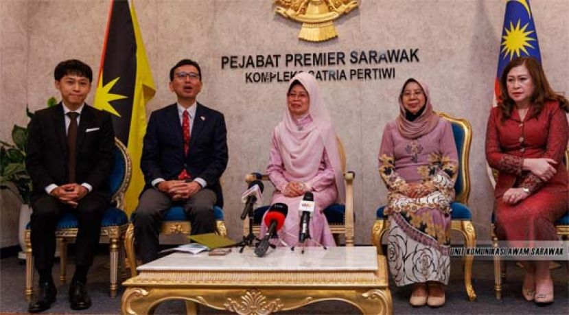 砂妇女、幼儿及社区福祉发展部长拿督斯里陈赛明（中）向媒体发表谈话时影。