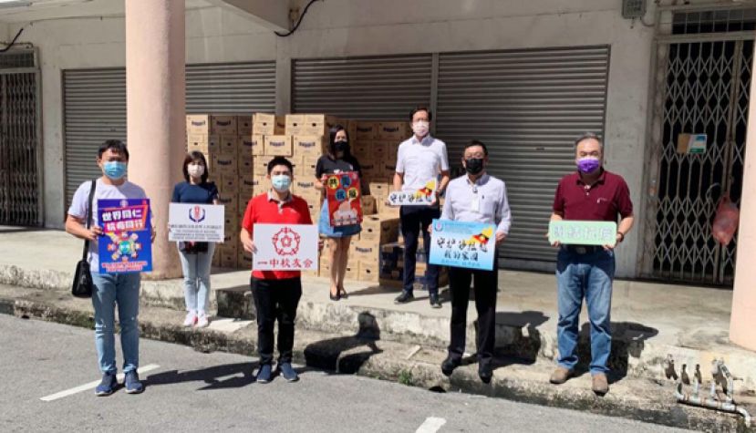 左一起为华总志工林俊丰、校友会妇女组秘书陈颖沁、校友会会长刘世栋市议员、名譽会长张慧娇、副财政黄廉欢市议员、名譽会长拿督黄良傑、以及副会长何晋兴。