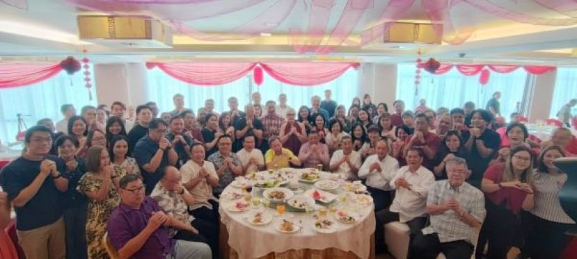 砂副总理拿督阿玛沈桂贤、嘉宾及媒体人在晋汉连省华总2026年感恩媒体午宴的大合影。