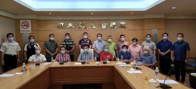 古晋华人慈善信托委员会主席拿督黄良杰（前排左3）主持&ldquo;古晋庙宇座谈会&rdquo;后合影。前排左1起为寿大亭大伯公庙代表符气元、古晋福建公会寺庙管理委员会主席黄张金发、前排右1起为圣淘沙镇7哩三山国山庙代表田发明、古晋东狱观代表方文祥太平局绅、吻龙伯公庙代表李伟成。