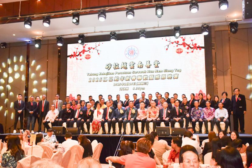 砂云南善堂理事、青年团成员与出席嘉宾拍摄大合照。