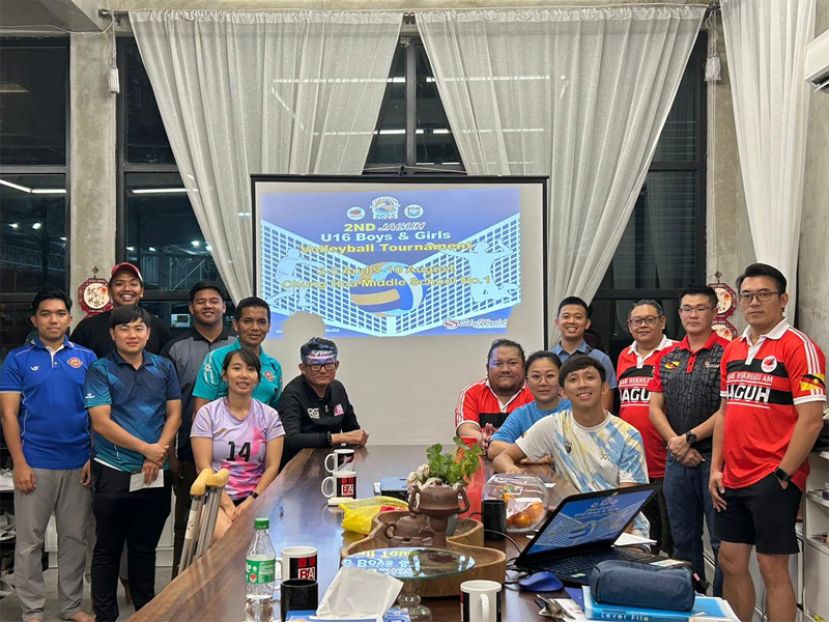 领队会议后，筹委会与各领队合影。